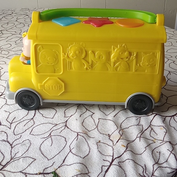 COCOMELON ALPHABET SCHOOL BUS - Picture 2 of 7